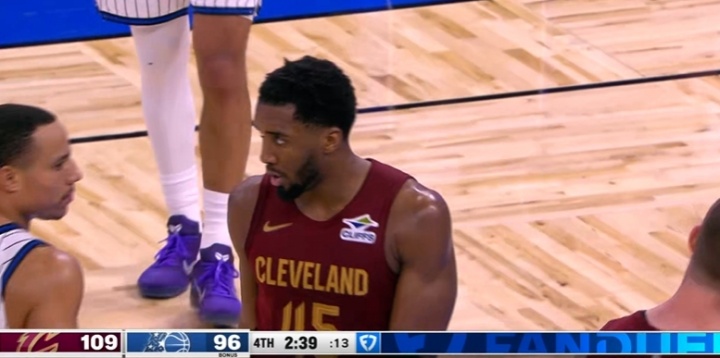 开云体育下载-⚡太韦德了！米切尔迷踪步把班凯罗晃得找不着北 替补席疯了