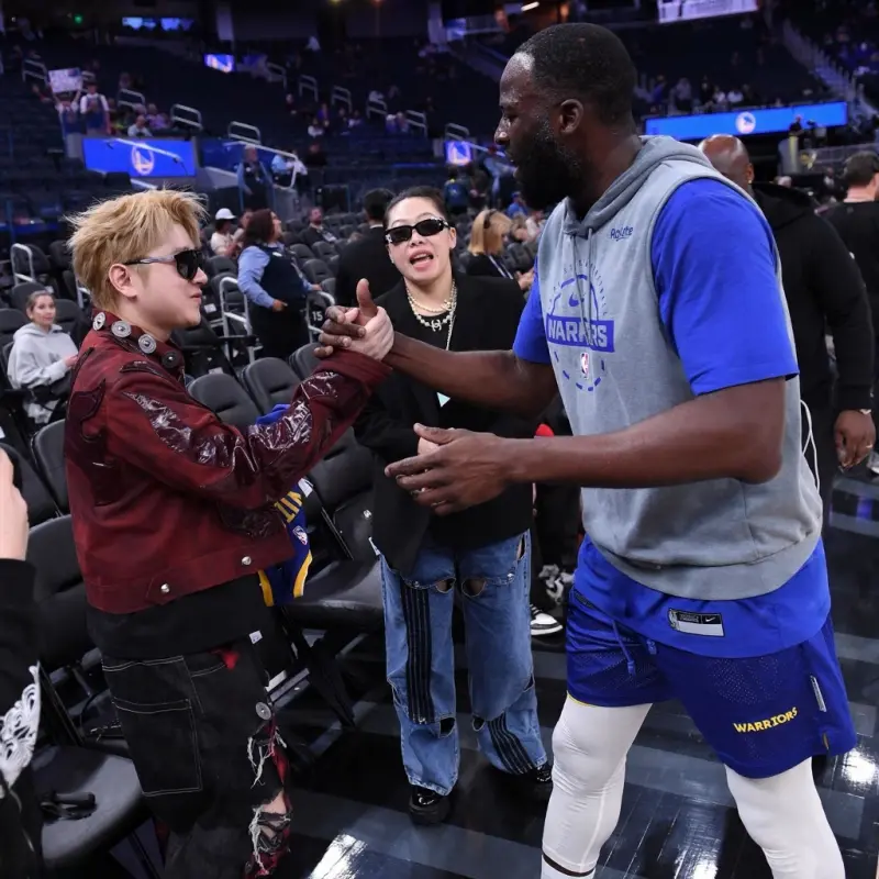 开云登录-格林与王以太握手致意，并在后者的专属球衣上留下签名