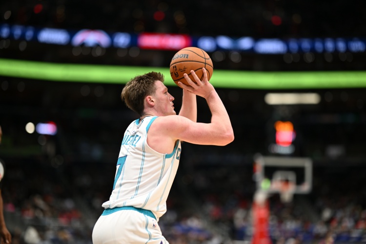 从接球就被限制！4号秀克尼佩尔12中8拿到18分5板4助