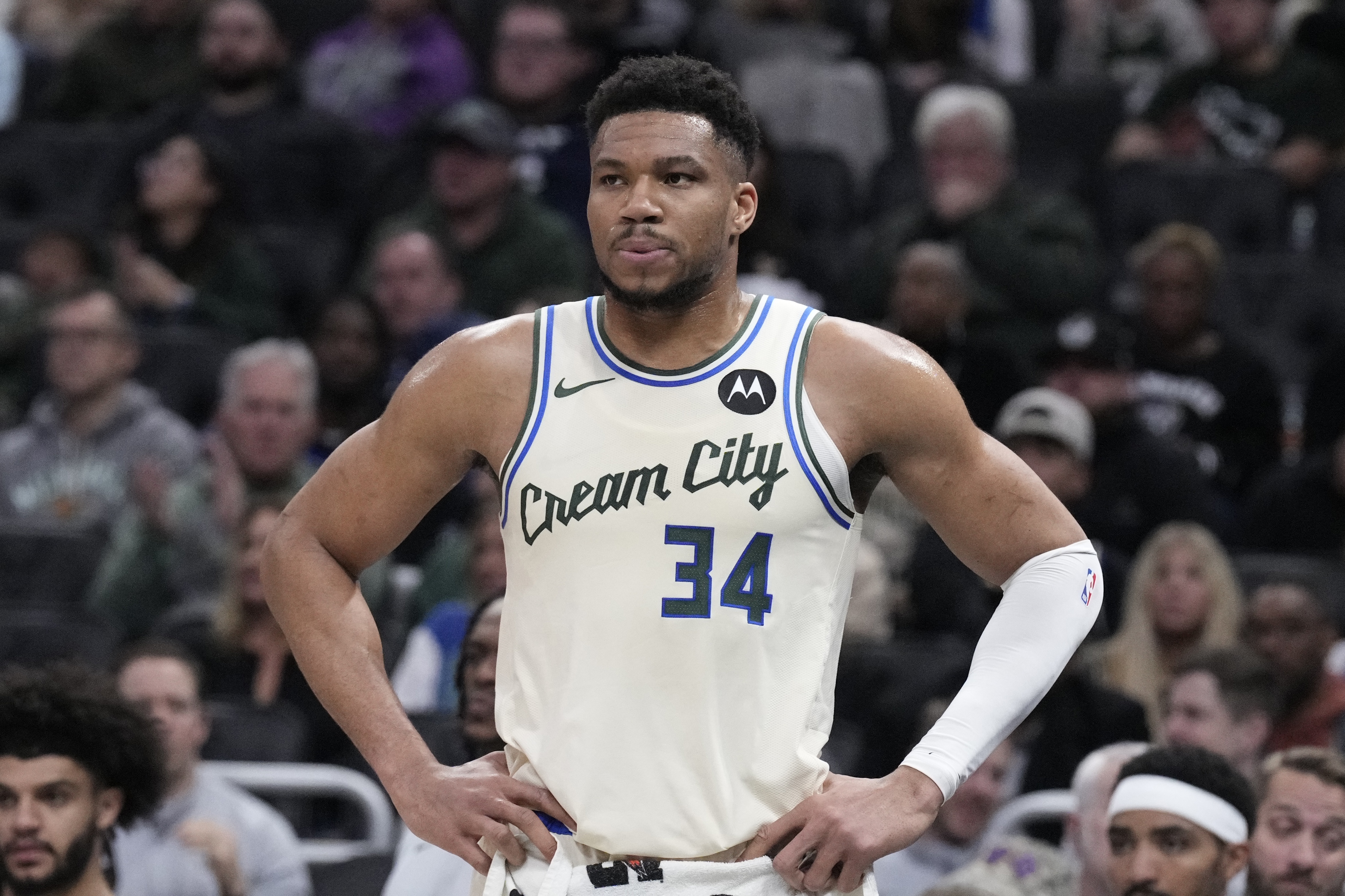 开云-字母哥：拿球砸篮球架吃T是因为沮丧 球队没能打得更聪明