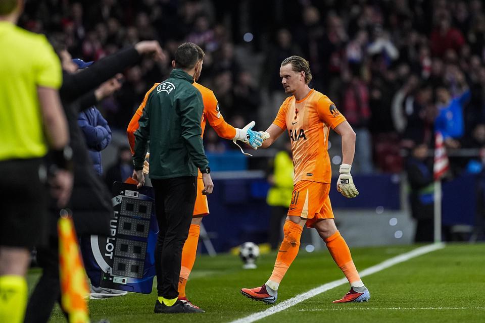 kaiyun-欧冠开场两次失误送大礼 22岁热刺门将17分钟被换下 哭着径直离场