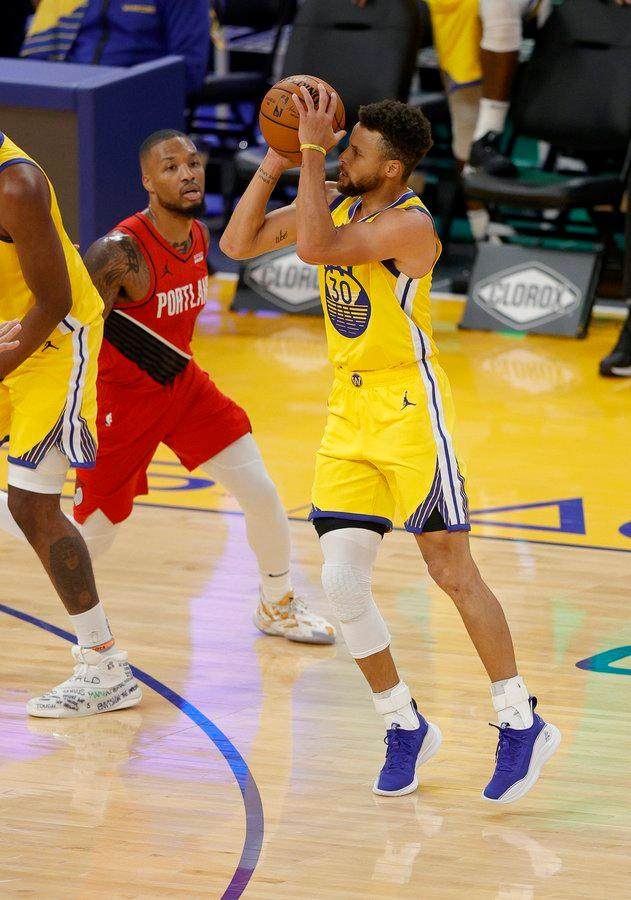 开云登录-库里疯狂砍分不忘防守：最佳防守阵容给我投一票？